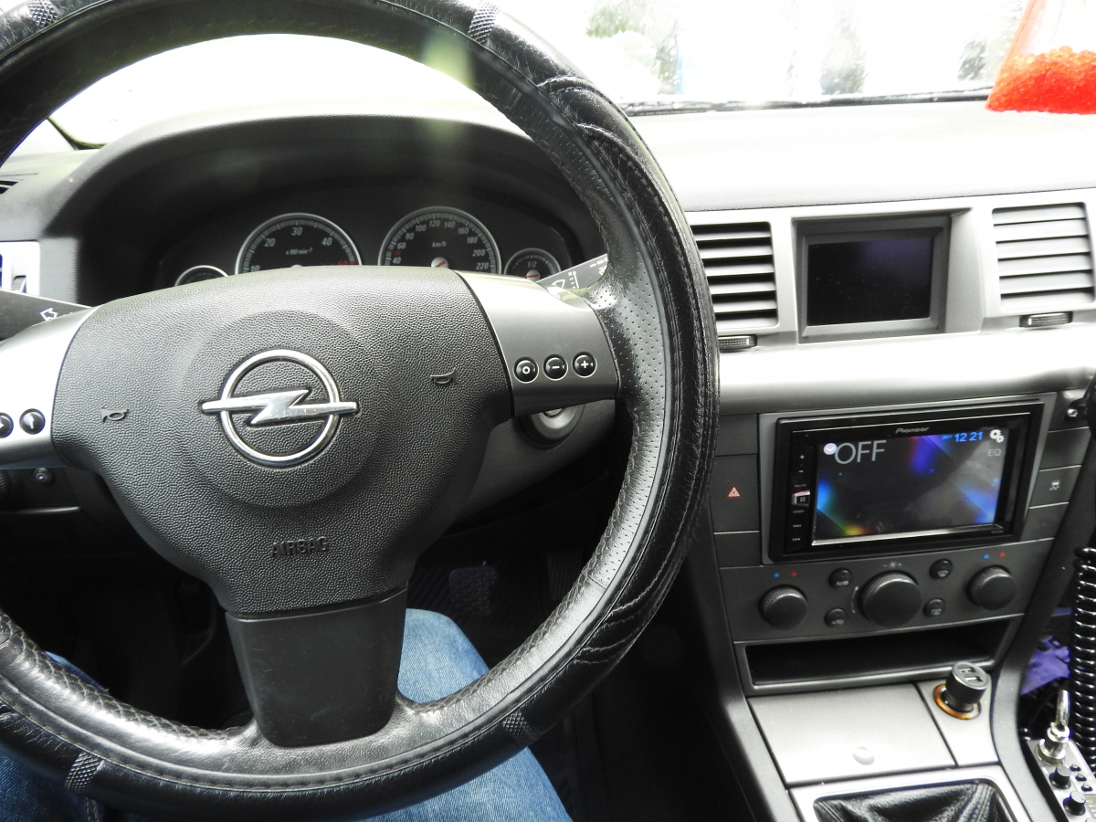 Opel Vectra C pioneer.jpg